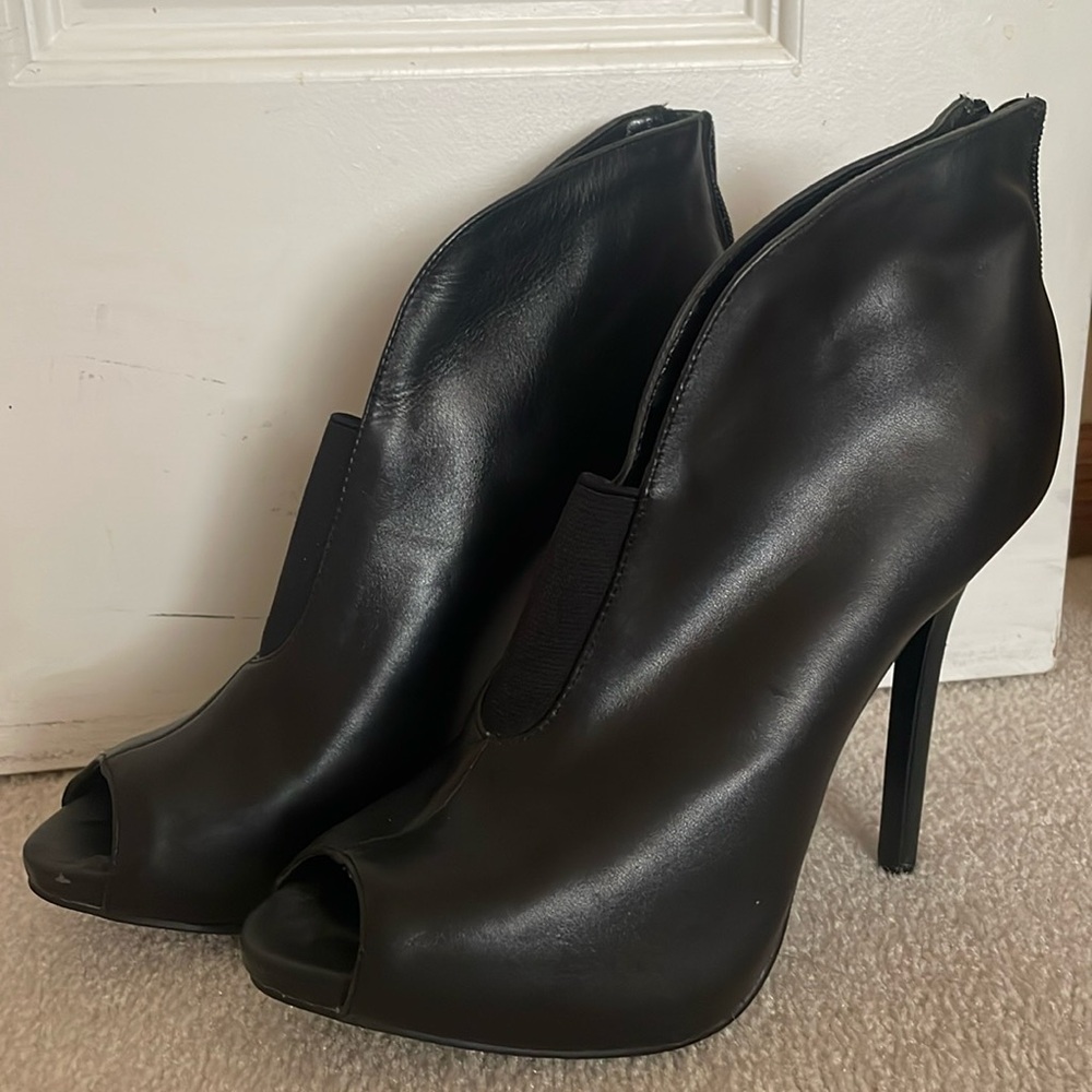 𝅺GUESS Ashleigh Black Leather Peep Toe Stiletto Heel Booties